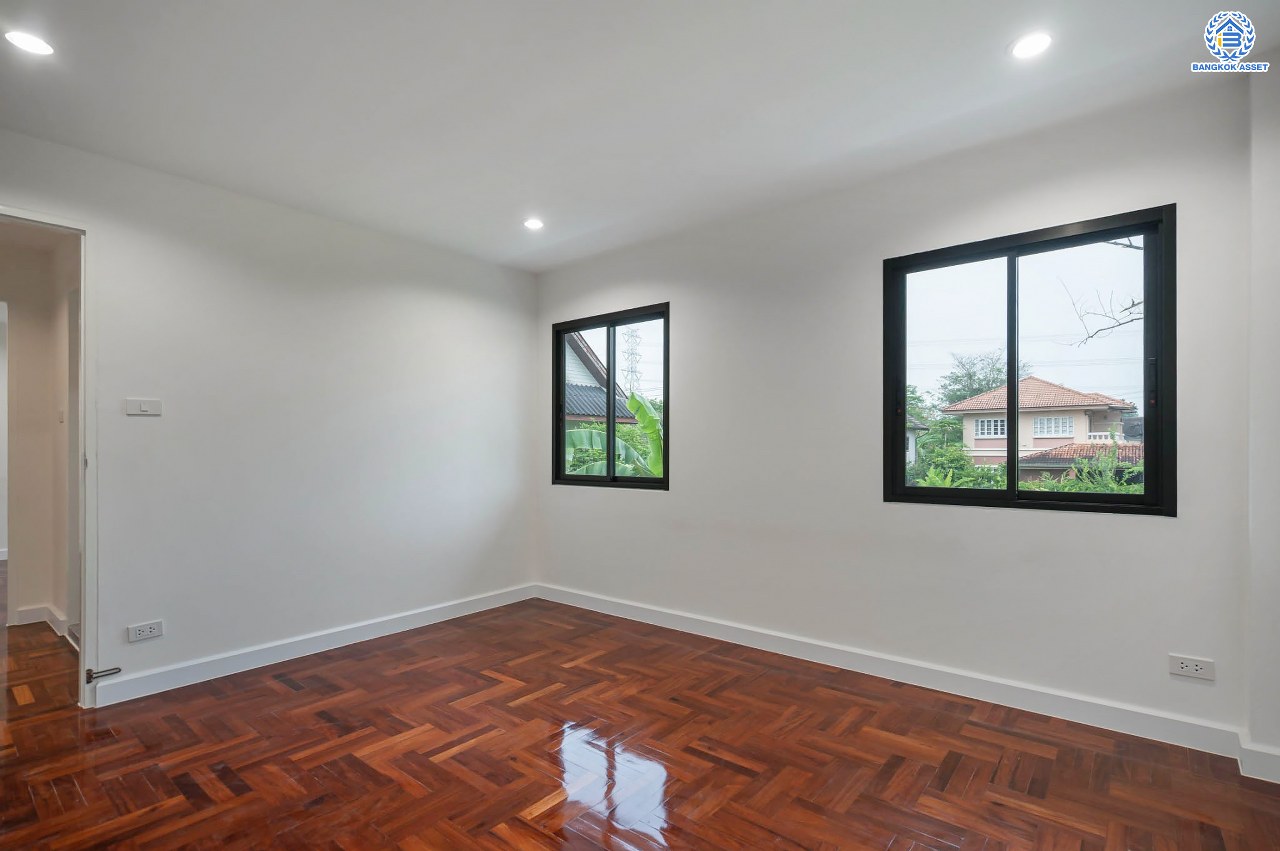 บ้านมือสองตกแต่งใหม่ โครงการ กฤษดานคร18 พุทธมณฑลสาย3 เนื้อที่ 80 ตร.ว. บนพื้นที่ใช้สอยมากถึง 272.57 ตร.ม. อีกระดับของฟังก์ชัน 4 ห้องนอน 3 ห้องน้ำ จอดรถได้ 2 คัน บรรยากาศสุด Private บนทำเลศักยภาพเชื่อมต่อหลายเส้นทาง ใกล้เซ็นทรัลปิ่นเกล้า ม.มหิดล และทางด่วน "ศรีรัช"